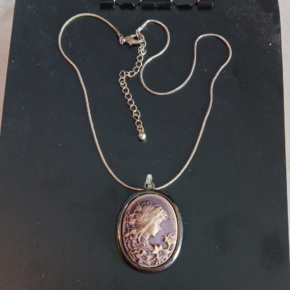 Source Unknown Silver and Black Cameo Necklace